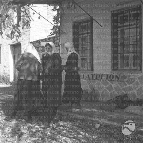 Grecia Epiro Novembre 1940 Tre Contadine Con Veli E Abiti