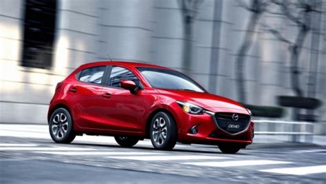 Sehingga tak salah, ketiga model tersebut sekilas nampak mirip, hanya berbeda dari dimensi bodi serta fiturnya. Kereta Terbaik Jepun 2015 - Mazda 2 | Gohed Gostan