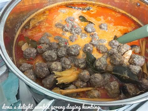 Panaskan minyak goreng di wajan, kemudian tumis. Sambal Goreng Daging Kambing | Dona's Delight