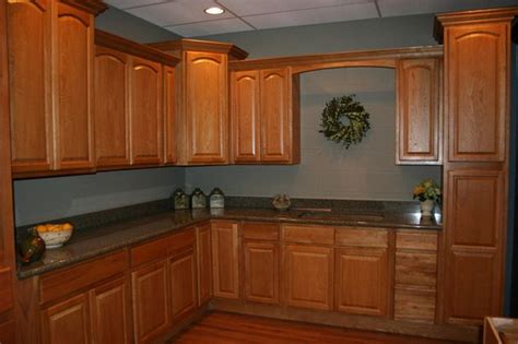 Honey oak cabinets should not be seen as a negative in a kitchen. Kitchen Paint Colors With Honey Maple Cabinets | Kitchen ...