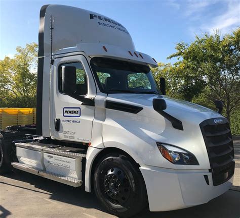 Daimler Delivers First Two Electric ECascadias Trucks To Penske