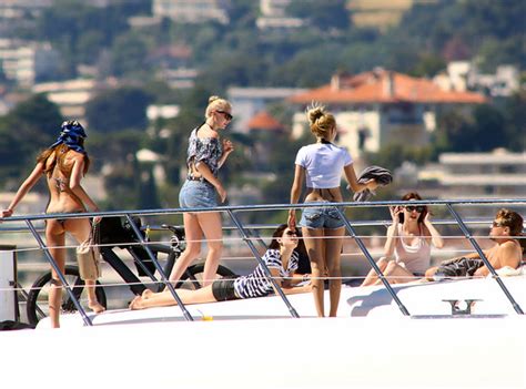leo lounges with bikini babes on yacht—see the pic e news