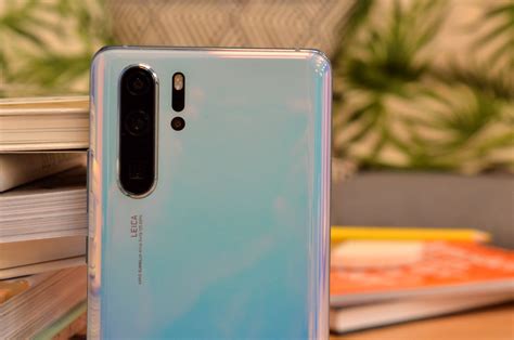 The p30 pro has a telezoom lens with 3 zooming options. Huawei P30 Pro, móvil Premium con zoom 50x