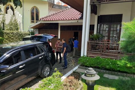 Kabupaten ini resmi dimekarkan dari kabupaten solok pada tahun 2004 mencakup wilayah seluas 3.346,20 km². KPK benarkan geledah rumah Bupati Solok Selatan, perkara ...