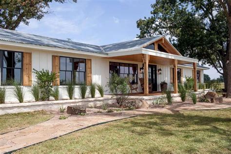 37 Modern Farmhouse Exterior Ideas - Gladecor.com | Ranch house remodel