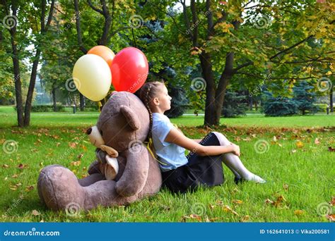 Sad Tjej Med Stor Teddybjörn Och Ballonger I Parken Problem För