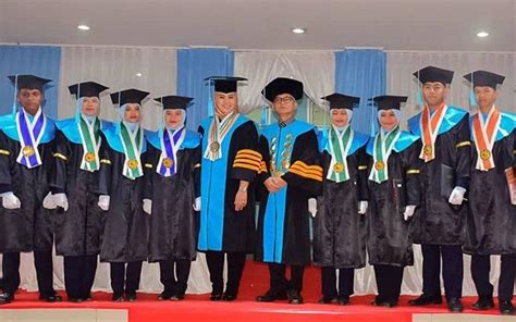 Politeknik telah ditubuhkan oleh kerajaan malaysia sebagai salah satu institusi pendidikan tinggi yang menawarkan pelbagai kursus di pelbagai peringkat. Upacara Wisuda Program Diploma lll Angkatan Ke 1 ...