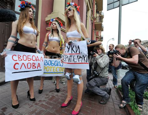 ビキニで抗議、ウクライナの女性団体 写真6枚 ファッション ニュースならmode Press Powered By Afpbb News