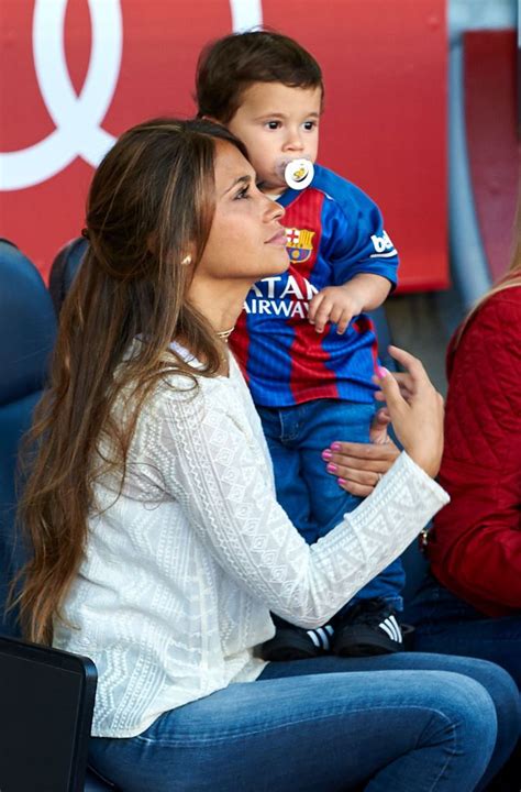 Lionel Messi S Girlfriend Antonella Roccuzzo And Son Thiago Join The