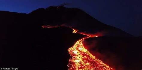 Комплекс стратовулкан currently about 3329 m (changing due to eruptive activity and collapse of its crater rims). Drone capta imagens impressionantes do vulcão Etna - Assista!