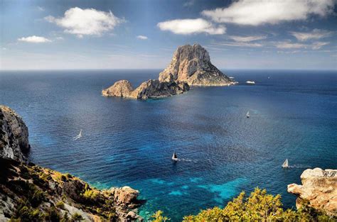 Ibiza (em castelhano) ou eivissa (em catalão) é uma ilha do arquipélago e comunidade autônoma das ilhas baleares. Ibiza. España.