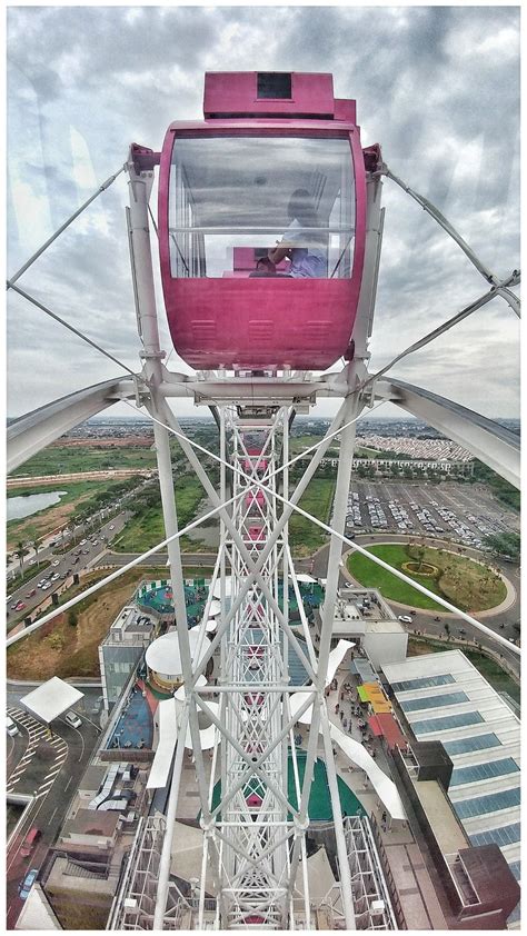Ferris Wheel, Aeon Mall, Jakarta Garden City, Cakung, Indonesia. Garden