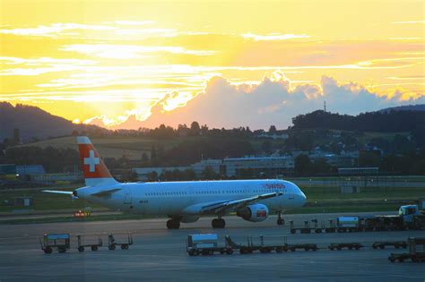 Der flughafen zürich liegt nur 13 kilometer im norden der stadt am zürichsee. Zürich Flughafen