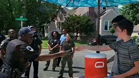 Illinois Teens Robbed At Gunpoint At Lemonade Stand Local Police Help Replenish Lost Funds