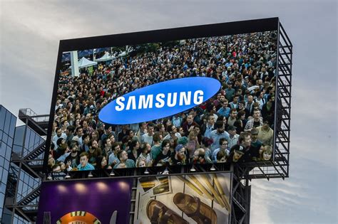 Canada's largest outdoor LED billboard joins Toronto's Yonge-Dundas Square - Sign Media