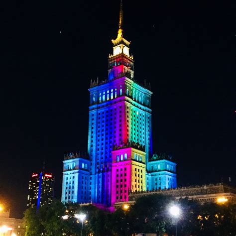 Pałac Kultury i Nauki w Warszawie zostanie znów podświetlony na tęczowo ...
