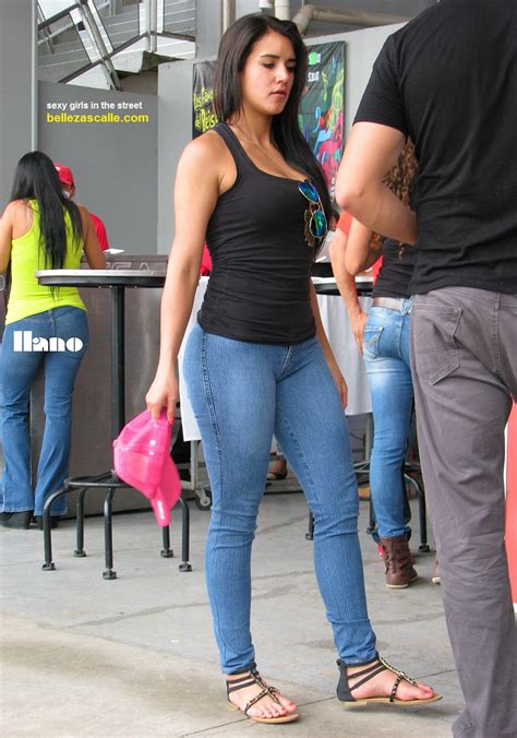 Chicas Lindas En Jeans Ajustados Mujeres Bellas En La Calle