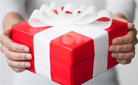 .نشتري ملابس وذهبن الى السوق ودخلنا مركز واشترينا ملابس وشفنا محلات مجوهرات وقالت ماما تعالي نشوف اسعار الذهب ودخلنا محل وكانت ماما تسأل صاحب المحل على سعر الذهب وانا. مشروعك | دراسة جدوى محل بيع الهدايا و تجهيز الحفلات باستثمار 150 ألف دولار