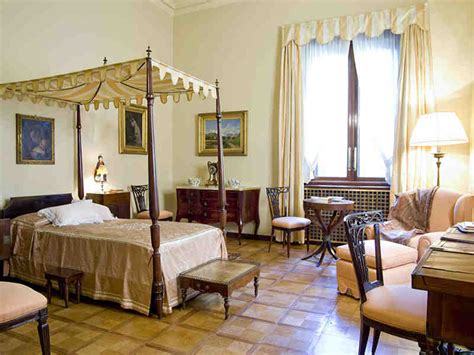 Fai / giorgio majno el racionalista piero portaluppi, recluido entre altas magnolias y elevados muros, permite vislumbrar el oscuro glamour del milán de la preguerra. Discovering Italian interior style and history at Villa ...