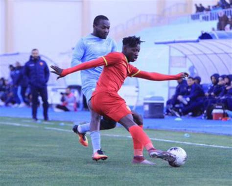 وفي الثانية خليفة الدوسري يداعب الكرة. بفوزه على القادسية .. الباطن يتصدر دوري الدرجة الأولى ...