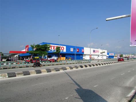 Zuhdi is working temporarily as a front line cashier at tesco station 18, ipoh, perak awaiting to furthering his engineering studies at university pertahanan nasional malaysia later this year. Tesco Station 18 - Ipoh