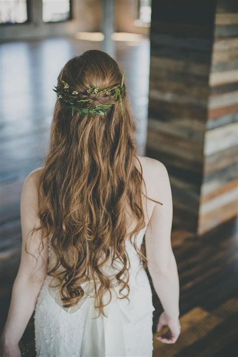 Greenery In Brides Hair Greek Goddess Inspired Bridal Hair Simple