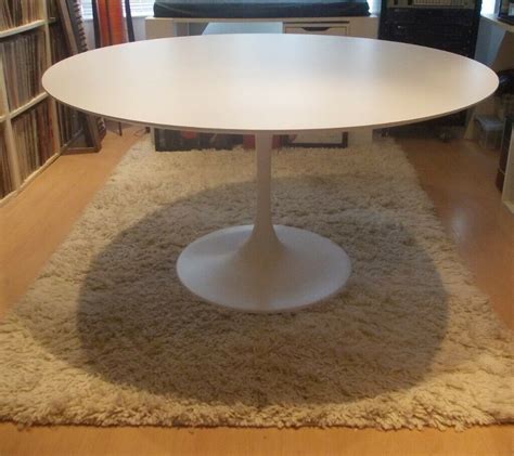 The image of tulip tables and chairs is probably one of the most recognizable in the world of interior design. Tulip Round Dining Table White Vintage Retro Space Age 60 ...