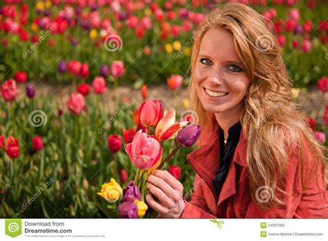 Fille Blonde Hollandaise Dans Le Domaine Avec Des Tulipes Image Stock Image Du Bouquet