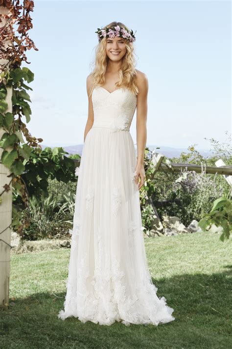 Es darf nicht zu eng, nicht zu schwer, nicht einschnürend sein. Die Traumhochzeit im Bohemian-Brautkleid - Wir sagen Ja!