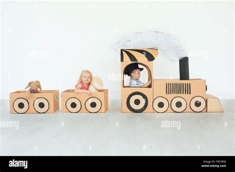 Pequeños Niños Jugando Con Tren De Cartón En La Luminosa Sala Fotografía De Stock Alamy