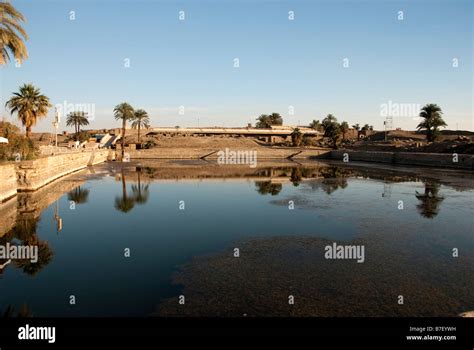 The Sacred Lake Karnak Temple Stock Photo Alamy