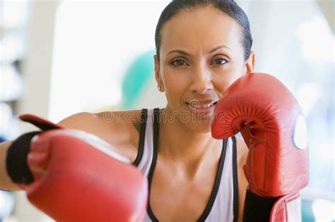 Encaixotamento Da Mulher Com Uns Auriculares De VR Sobre Imagem De Stock Imagem De Pugilista