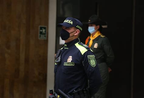 Uniforme Azul De La Policia De Colombia Polic A Nacional Le Dice