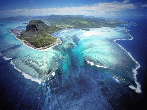 The ‘underwater Waterfall Illusion At Mauritius Island Twistedsifter