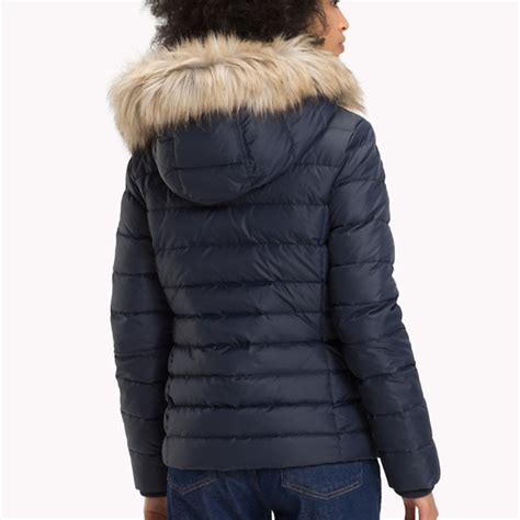 Je veux trouver une doudoune de marque femme qui tient chaud pas cher ici doudoune femme tommy. Doudoune en duvet plumes Tommy Hilfiger femme bleu marine
