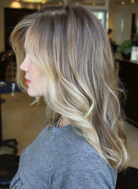 There's a hint of yellow, but it's the secret lies in the glaze after the lightener. Neutral blonde. pretty color, maybe a scant too light for ...