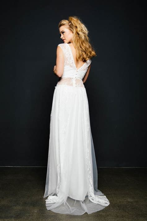 Egal ob verspieltes spitzentop oder schlichtes brauttop, finde den perfekten look für ihre hochzeit! Brautkleid bauchfrei | Boho Traumkleid bei küssdiebraut ...