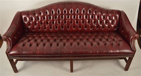 Dies ist fast wie bei einer ottomane, bei der sie sich zu jeder seite des sofas bewegen können, die sie als liegeplatz benötigen. Burgundy Leather Chippendale Camelback Sofa For Sale at ...