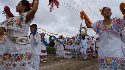 .días de mayo, por lo que se cree que se realizó un sincretismo por parte de los evangelizadores cuando llegaron a tierras mexicanas. FESTEJAN CON MISA Y DANZA, EL DÍA DE LA SANTA CRUZ EN EL ...