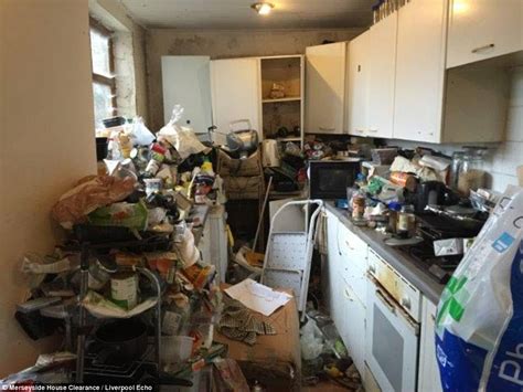 Inside The Homes Of Britains Dirtiest Hoarders Daily Mail Online