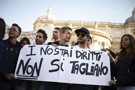 Nel pomeriggio di martedì 6 aprile a roma, davanti alla sede della camera, in piazza montecitorio, c'è stata una manifestazione di protesta di Scontri in piazza |a Roma, Milano e Torino - Live Sicilia