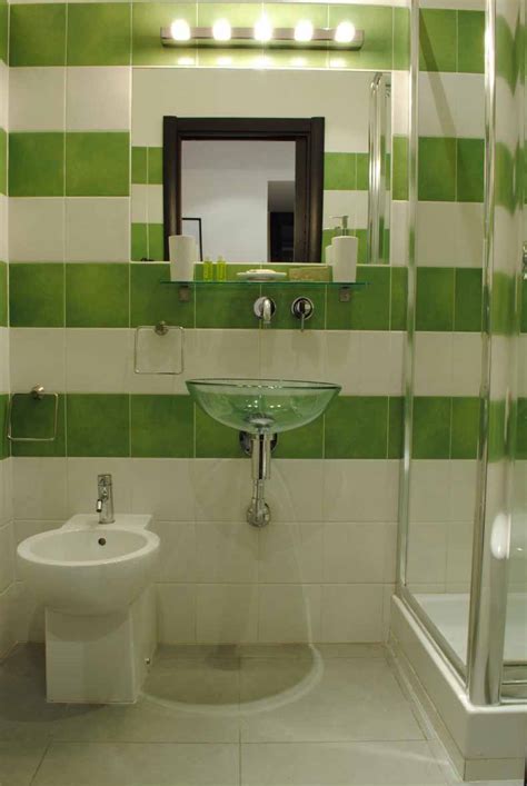 Jika kamu ingin desain kamar mandi yang klasik juga terkesan ceria, maka tipe desain kamar agar desain kamar mandi tampak tegas, kamu bisa menyusun potongan keramik menjadi sebuah gambar. Desain Interior Kamar Mandi Hijau Minimalis Modern ...