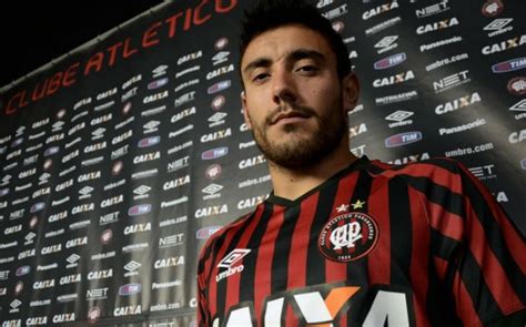 Alan ruschel rompe en llanto en rueda de prensa colectiva de chapecoense | conferência de imprensa. Nova opção, lateral-esquerdo Alan Ruschel é apresentado no ...
