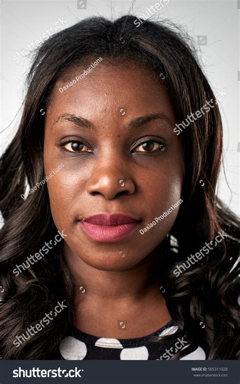 表情のidもパスポートの写真もなく、多様な顔と表情をそろえた真黒なアフリカ人女性のポートレート写真素材505311028 Shutterstock