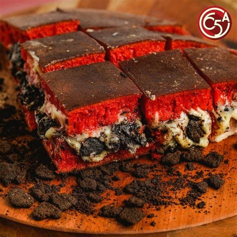 Martabak ini mudah dibuat karena hanya menggunakan wajan teflon. Martabak Red Velvet Kekinian yang Empuk Bisa Dibeli di Sini