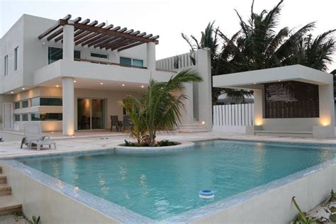 Puedes ver mas detalle de este piso en venta a través este enlace: Moderna Casa de 3 Recámaras con Piscina en La Playa ...