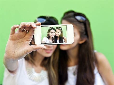 are selfies giving teens head lice one expert says yes