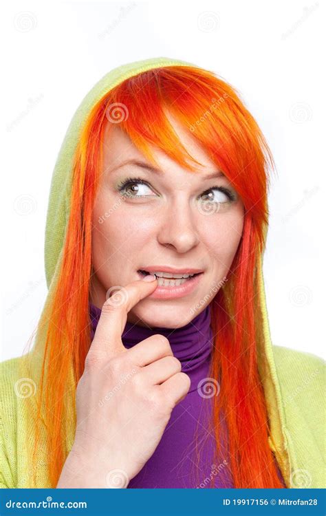 Mujer Curiosa Del Pelo Rojo Con El Dedo En La Boca