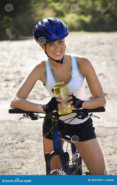 Andare In Bicicletta Della Giovane Donna Fotografia Stock Immagine Di Mezzo Caucasico 2037264