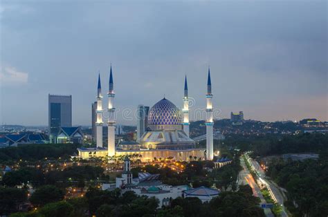 Visit the beautiful sultan salahuddin abdul aziz shah mosque in shah alam, one of the biggest mosques in southeast asia known for its impressive architecture. De Mooie Die Sultan Salahuddin Abdul Aziz Shah-Moskee (ook ...